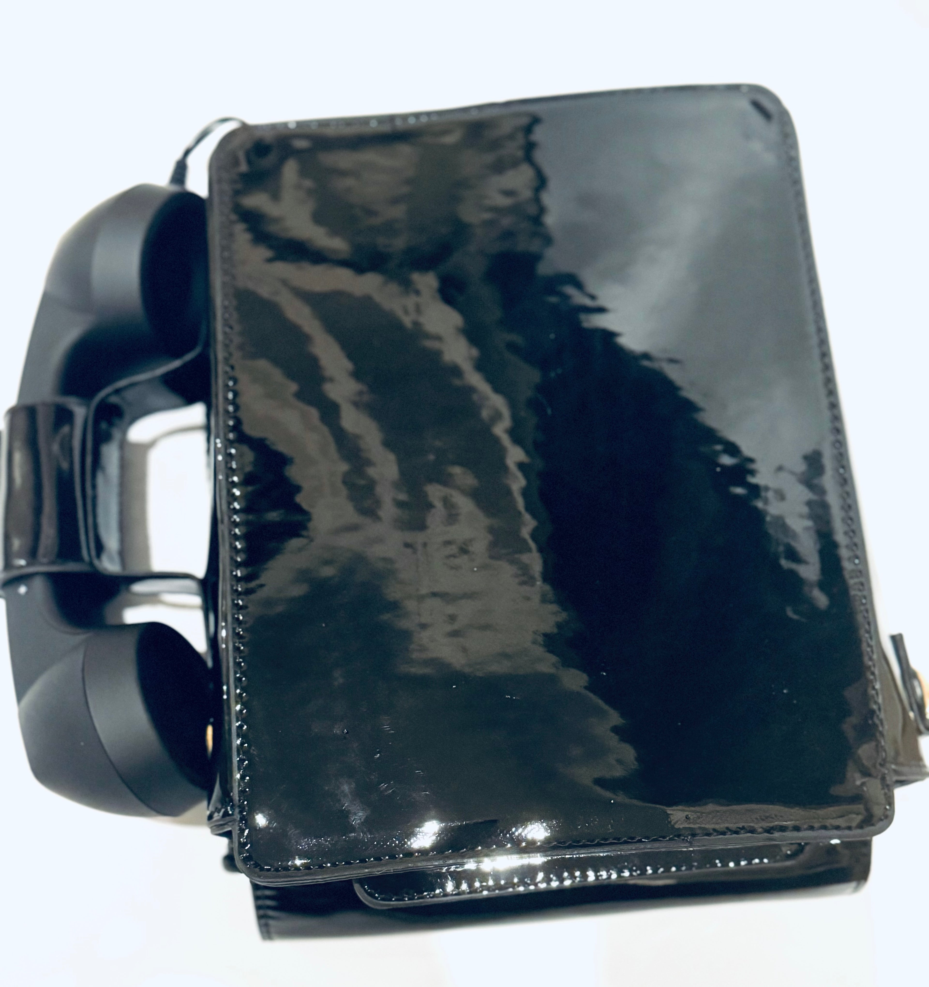 Sacoche noire pour téléphone (répond aux appels !)