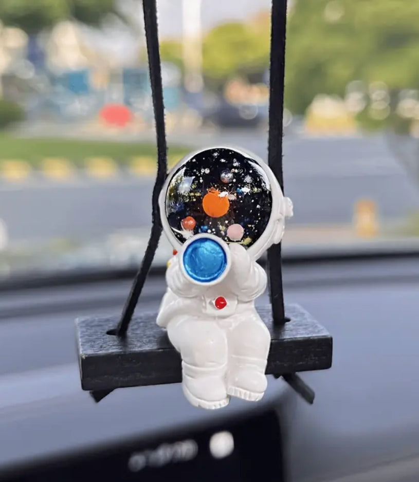 Figurine d'astronaute sur balançoire