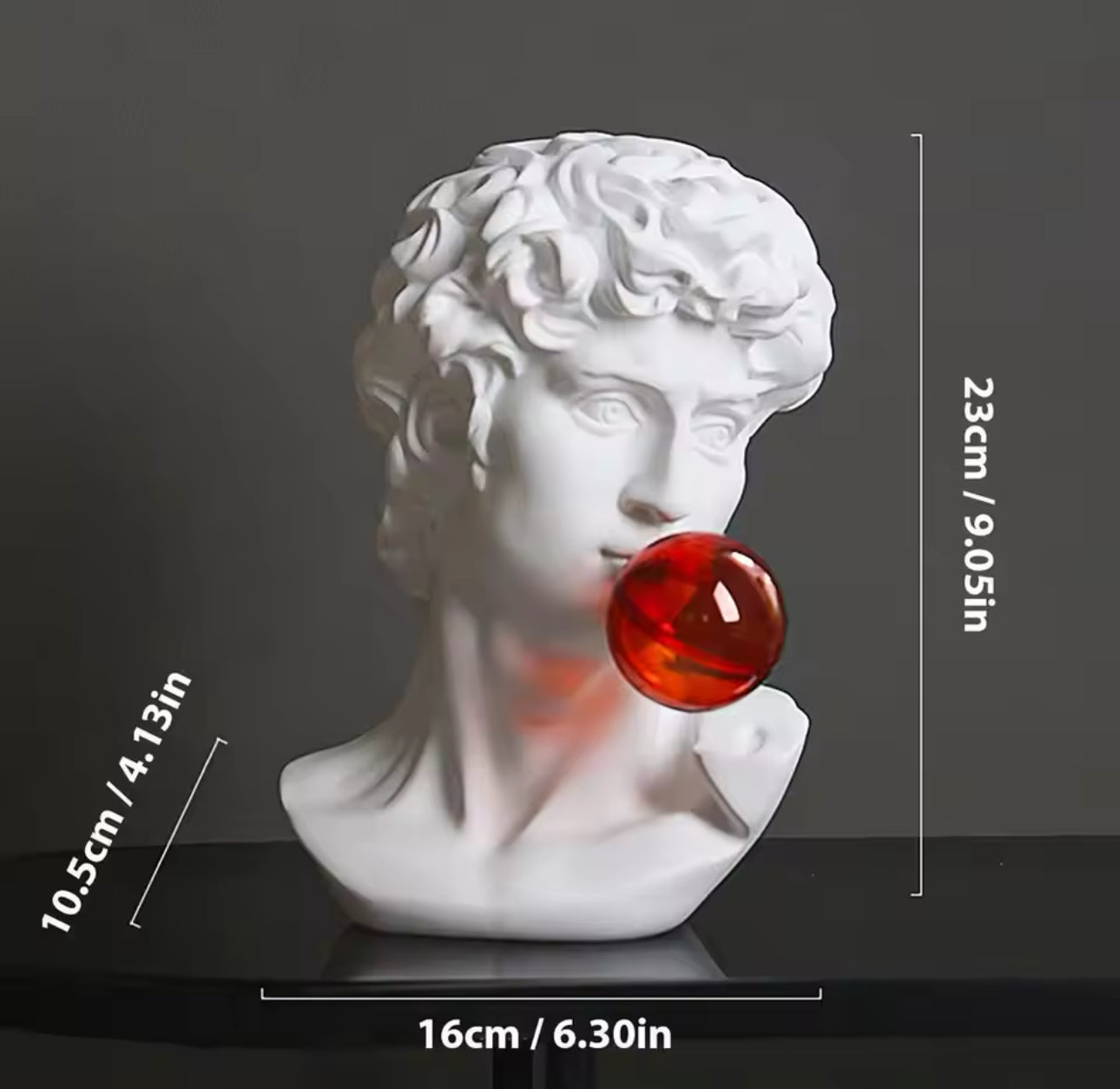 Statue de David soufflant une bulle rouge