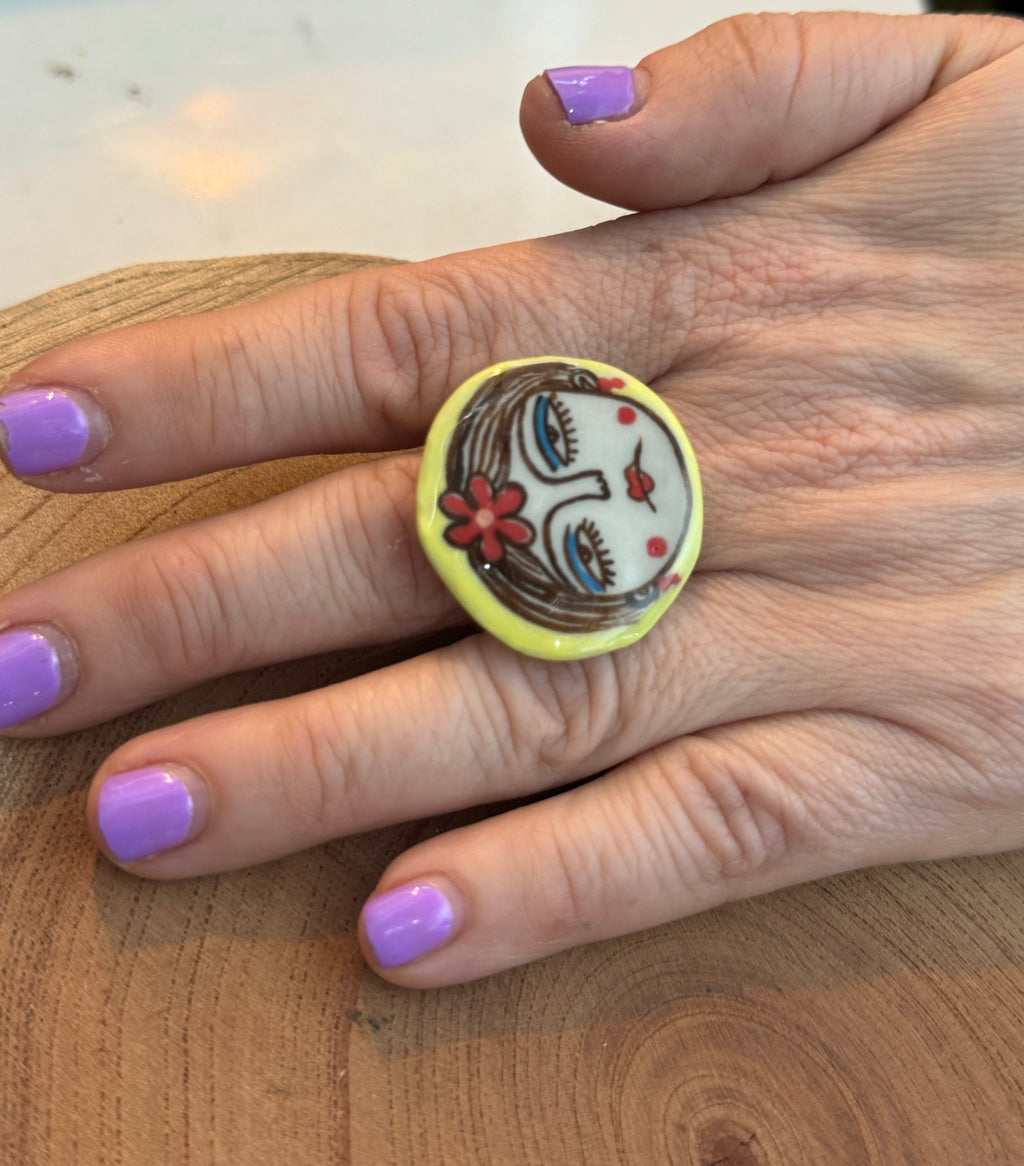 Bague en céramique avec visage fabriquée à la main localement