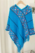 Châle tricoté bohème avec pompons