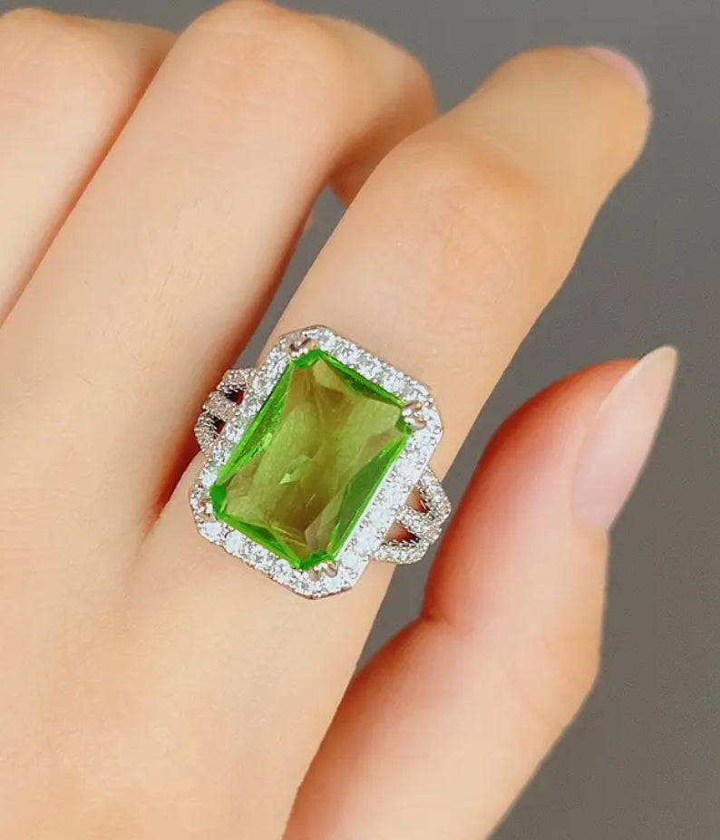 Grande bague en zircone verte