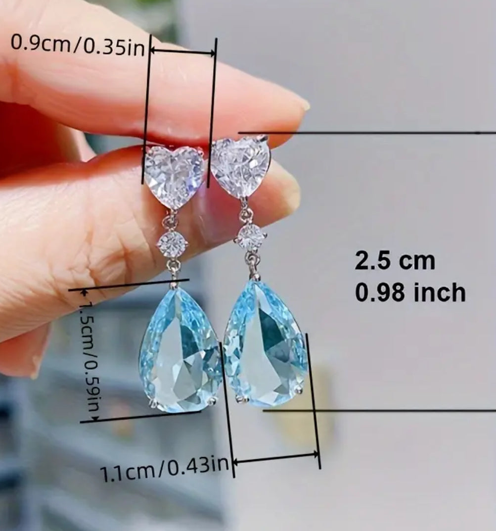 Boucles d'oreilles à tige avec pendentif en pierre précieuse.