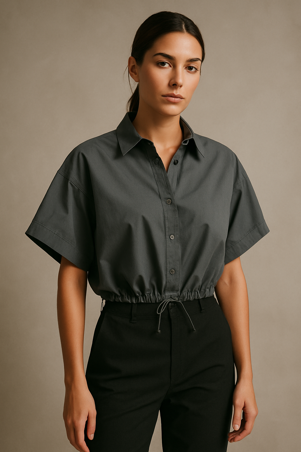 La chemise noire à bretelles