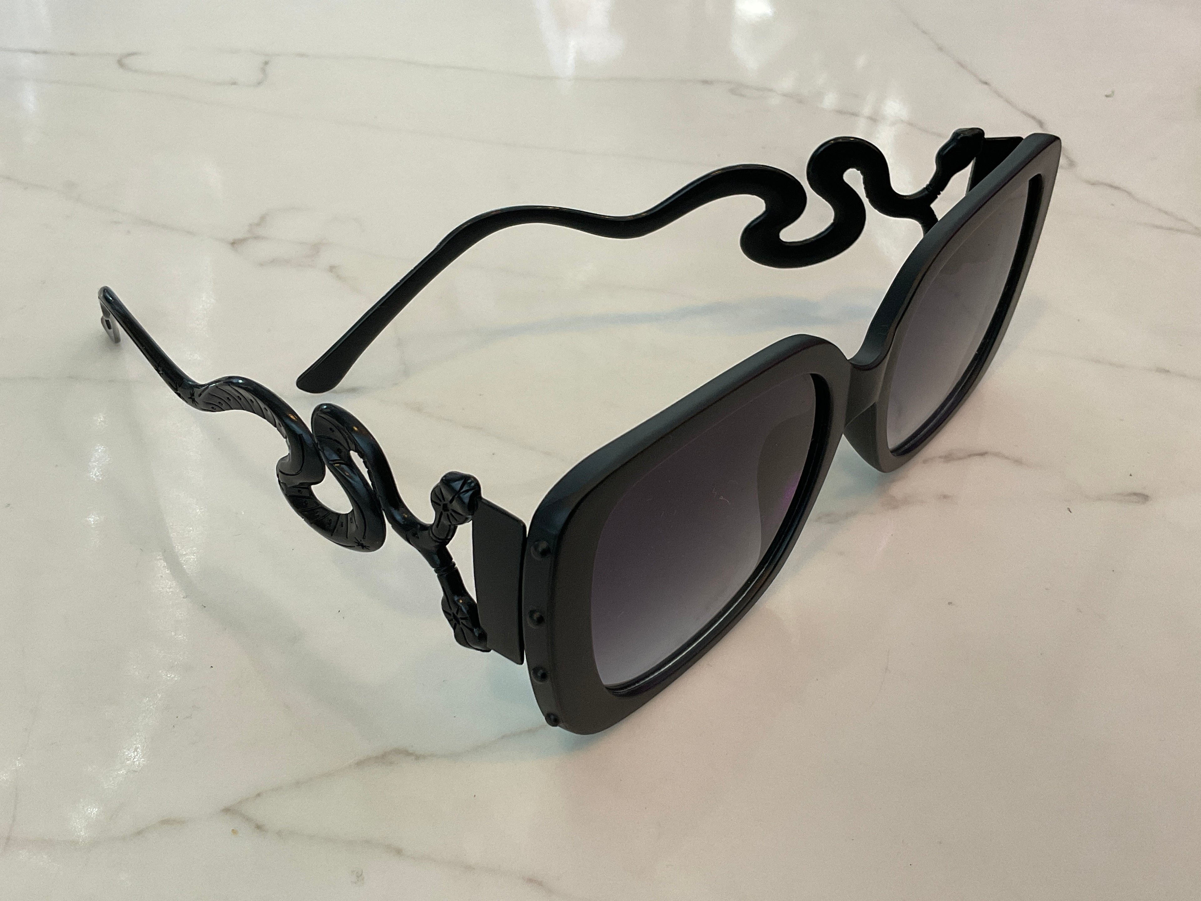 Lunettes de soleil à monture en plastique épais noir avec branches en serpent noir