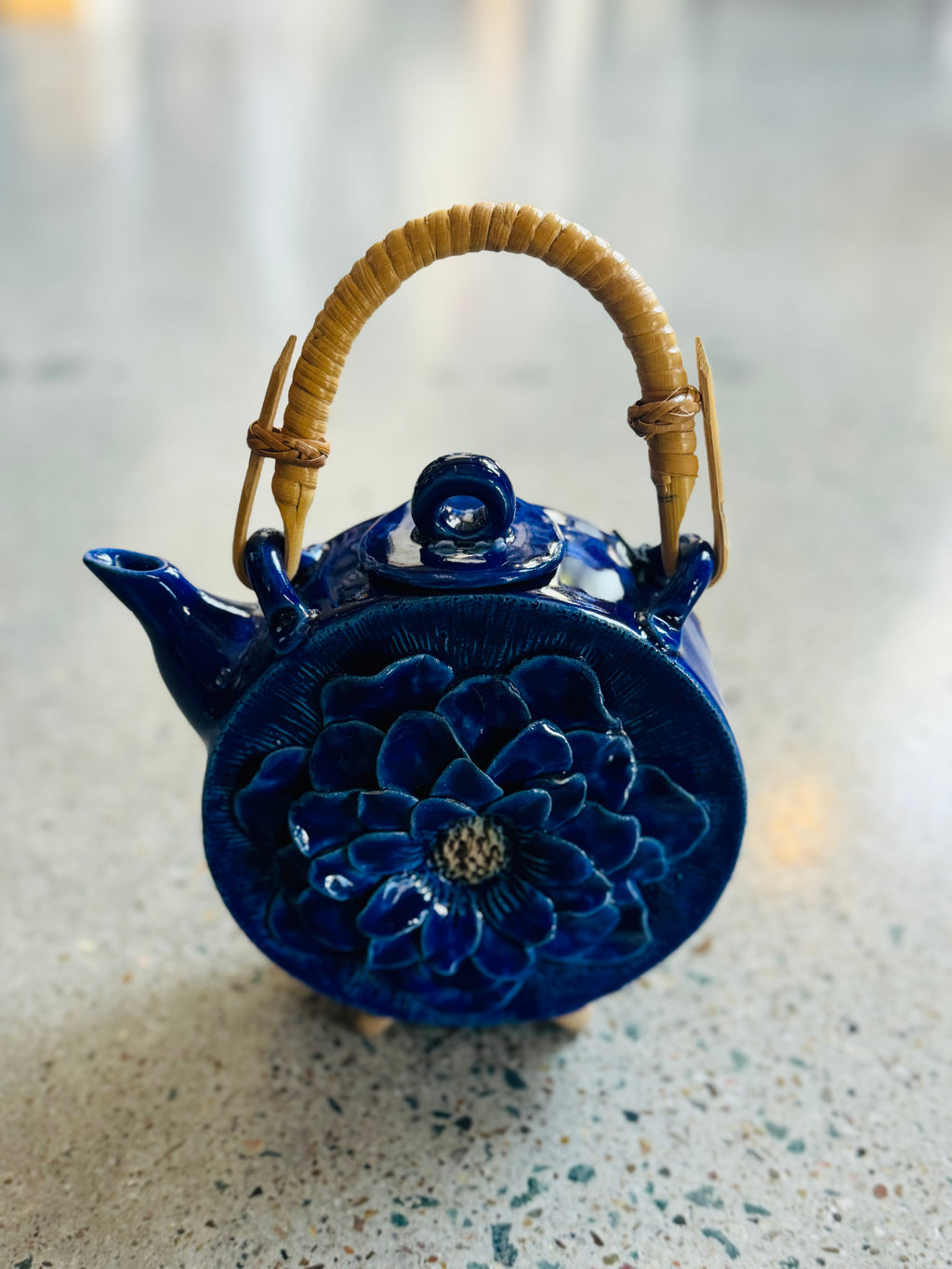 Théière émaillée à fleurs bleues fabriquée à la main