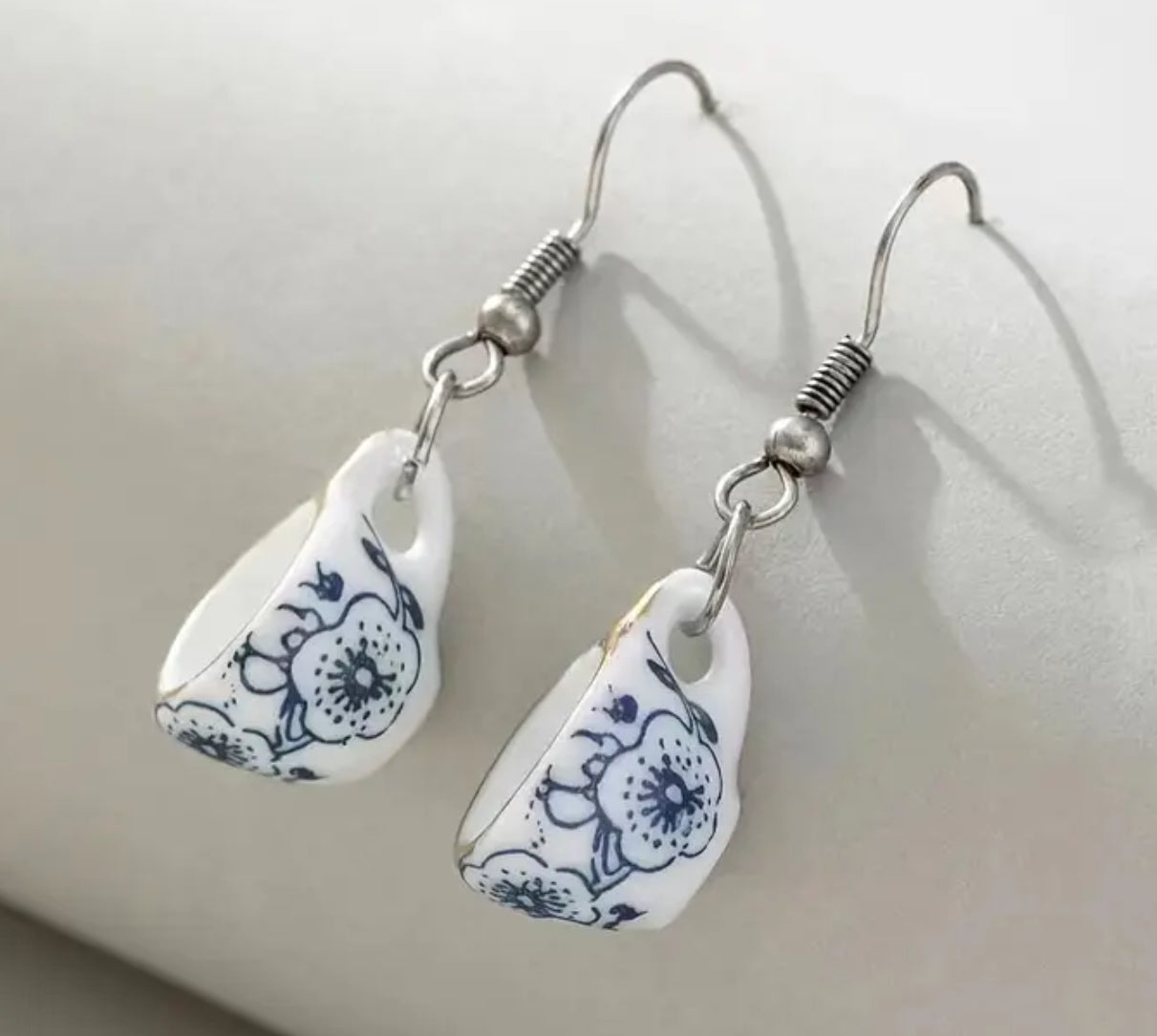 Boucles d'oreilles tasse à thé en céramique bleue