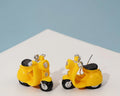 Boucles d'oreilles scooter jaune avec crochets en acier inoxydable