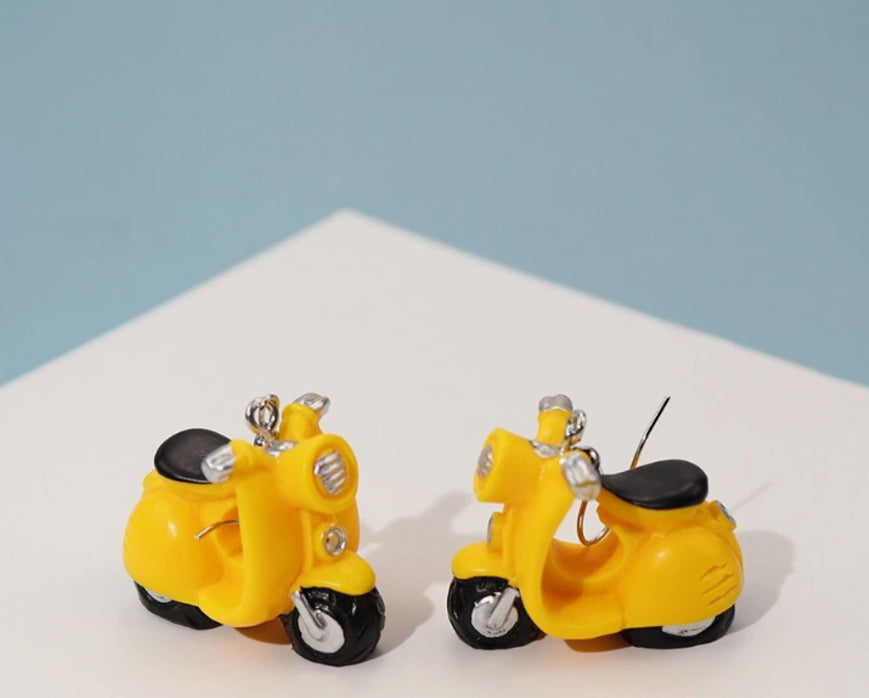 Boucles d'oreilles scooter jaune avec crochets en acier inoxydable