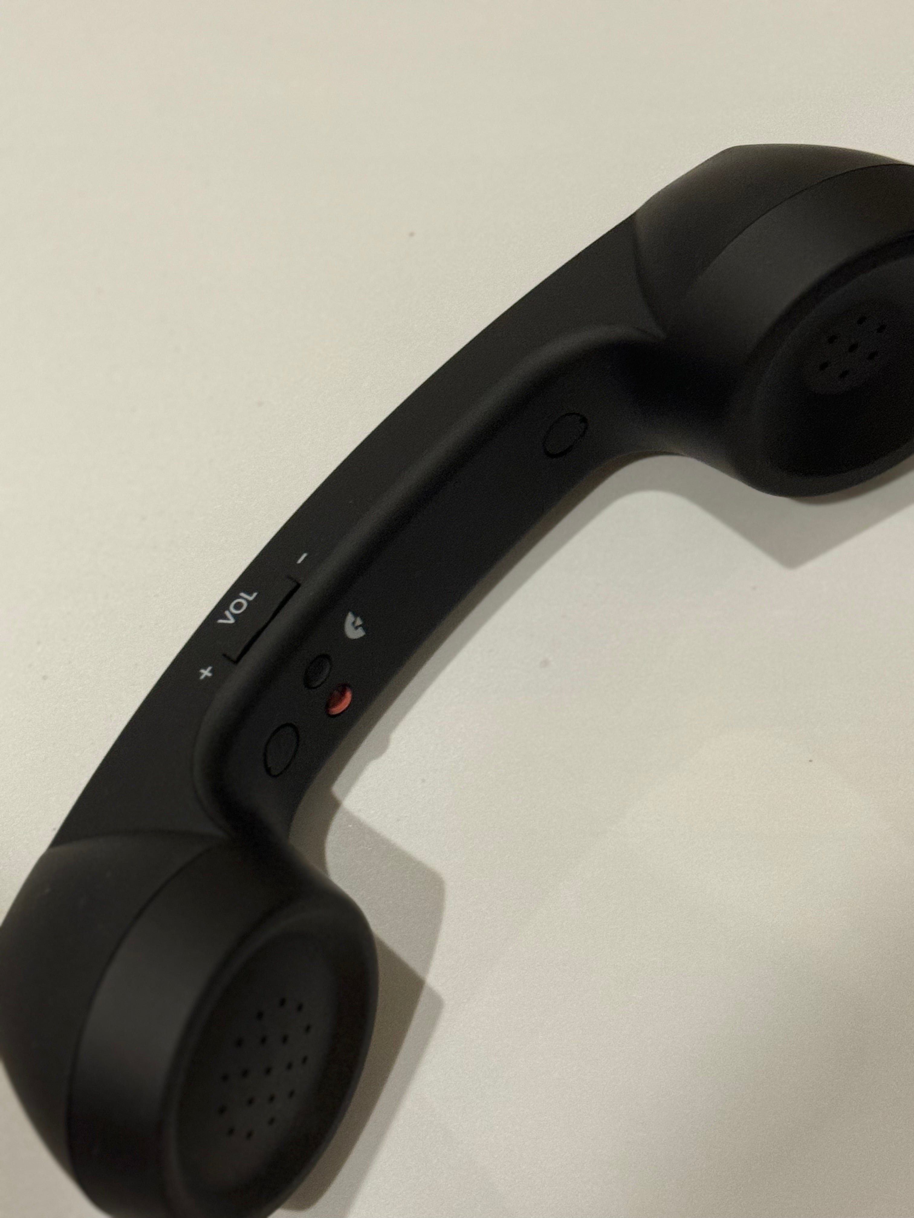 Sacoche noire pour téléphone (répond aux appels !)