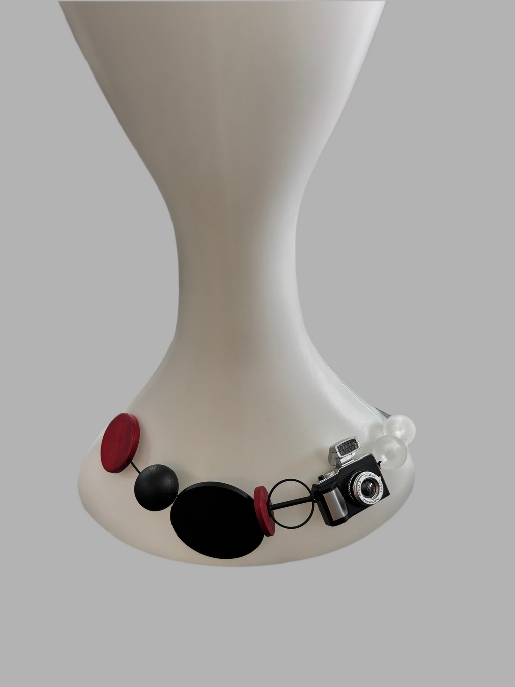 Collier géométrique avec détail d'appareil photo