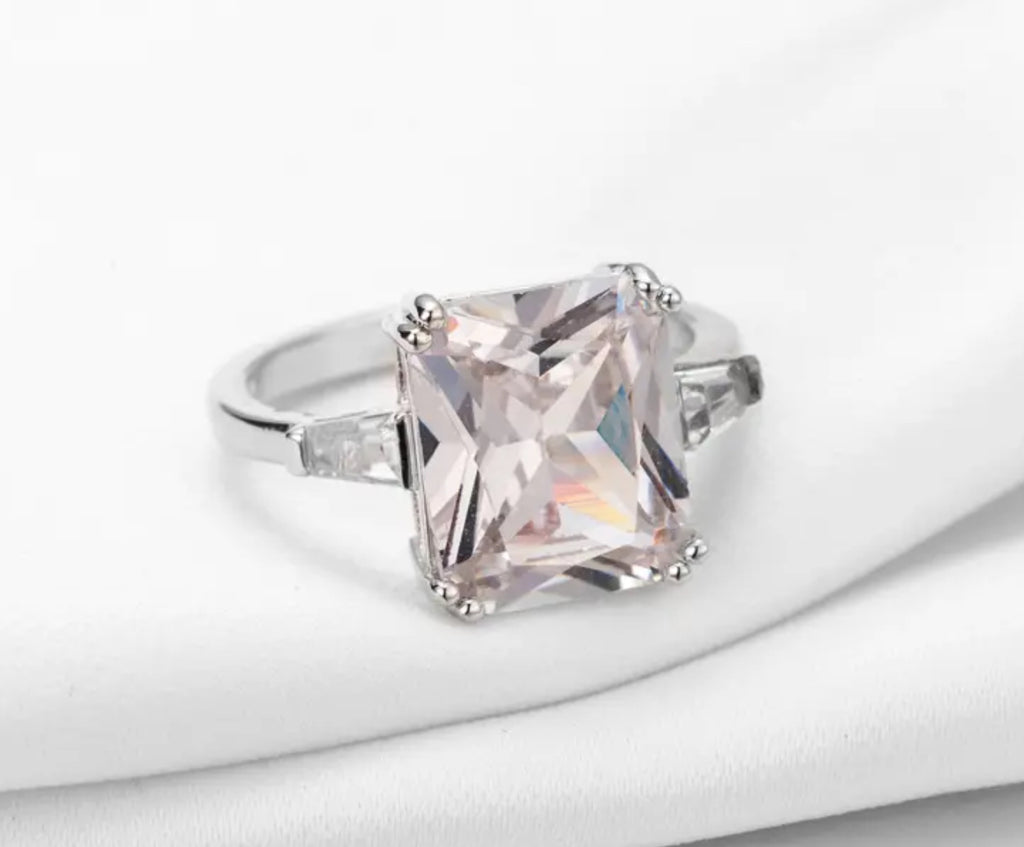 Bague en zircone carrée blanche