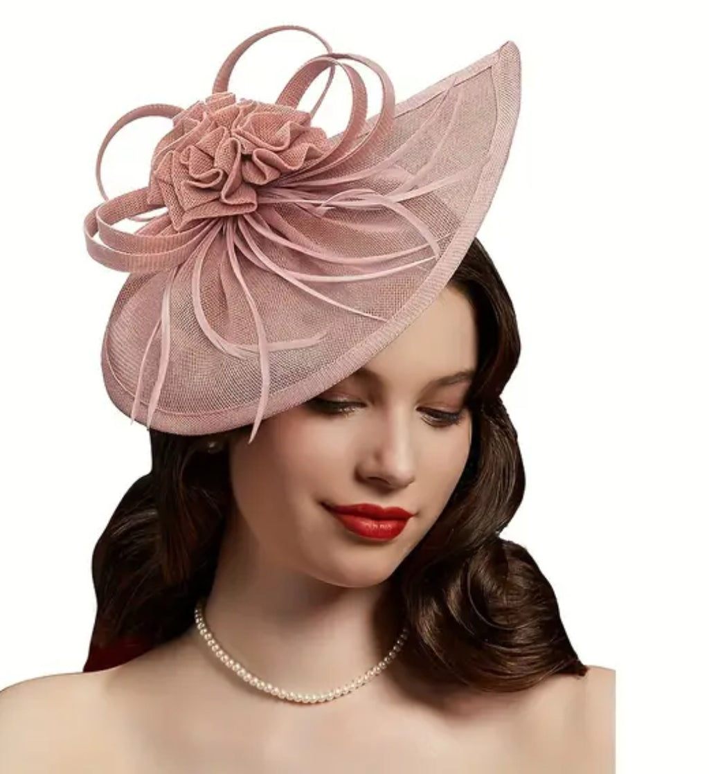Chapeau Derby Fascinator à plumes et fleurs roses