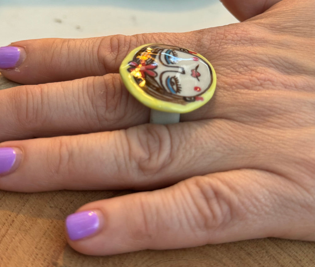Bague en céramique avec visage fabriquée à la main localement