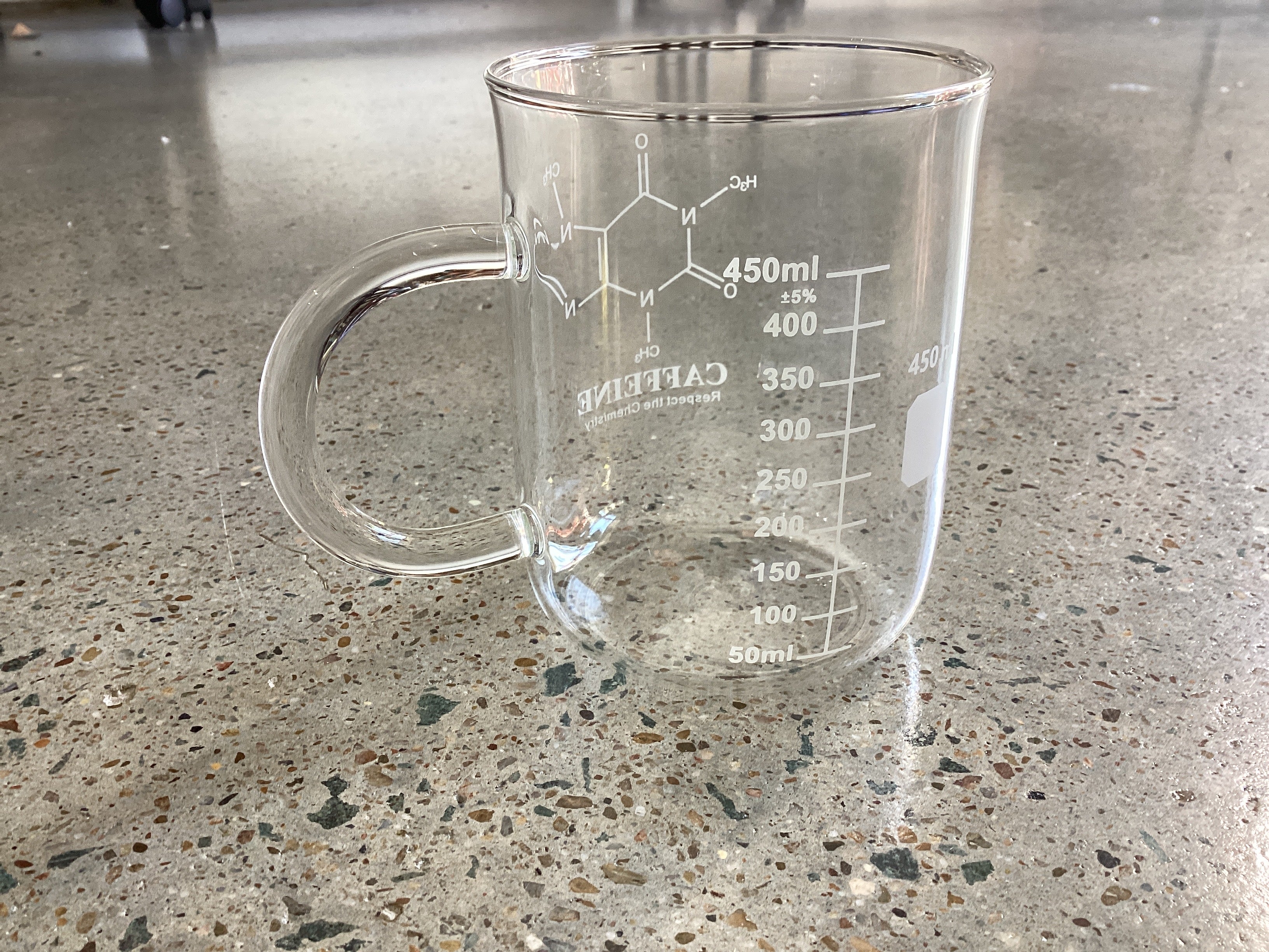 Tasse en verre avec bécher à caféine