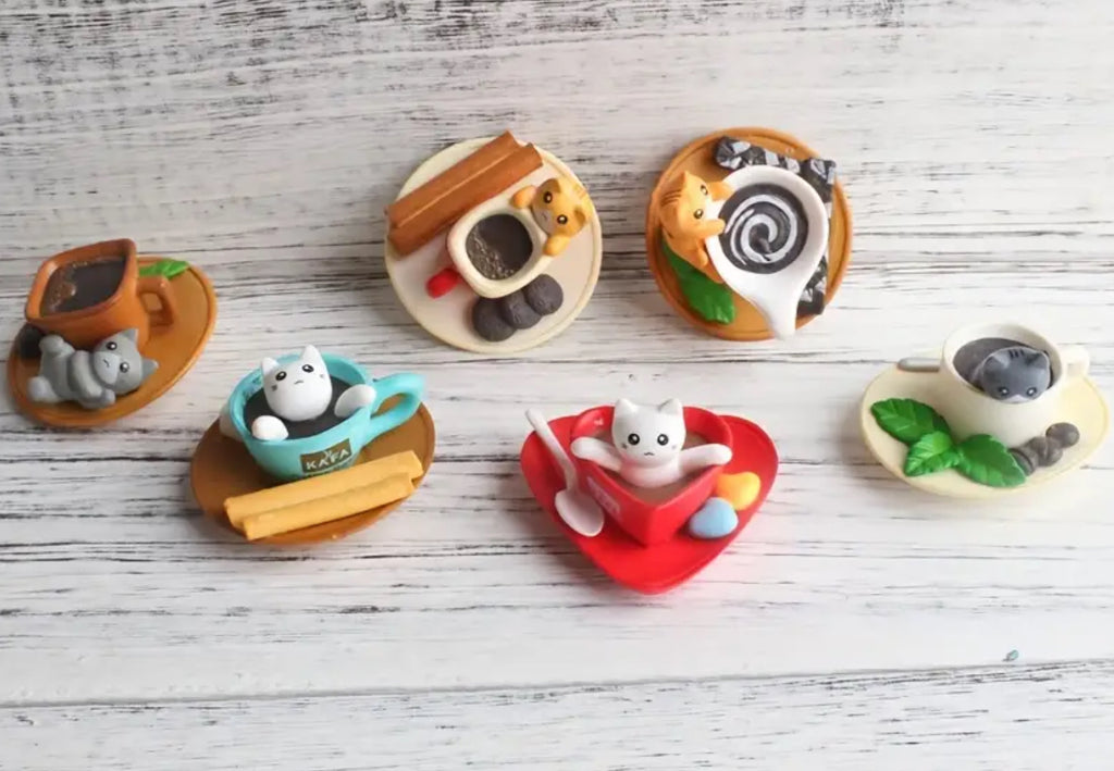 Aimant de réfrigérateur chat dans une tasse à café (6 options)