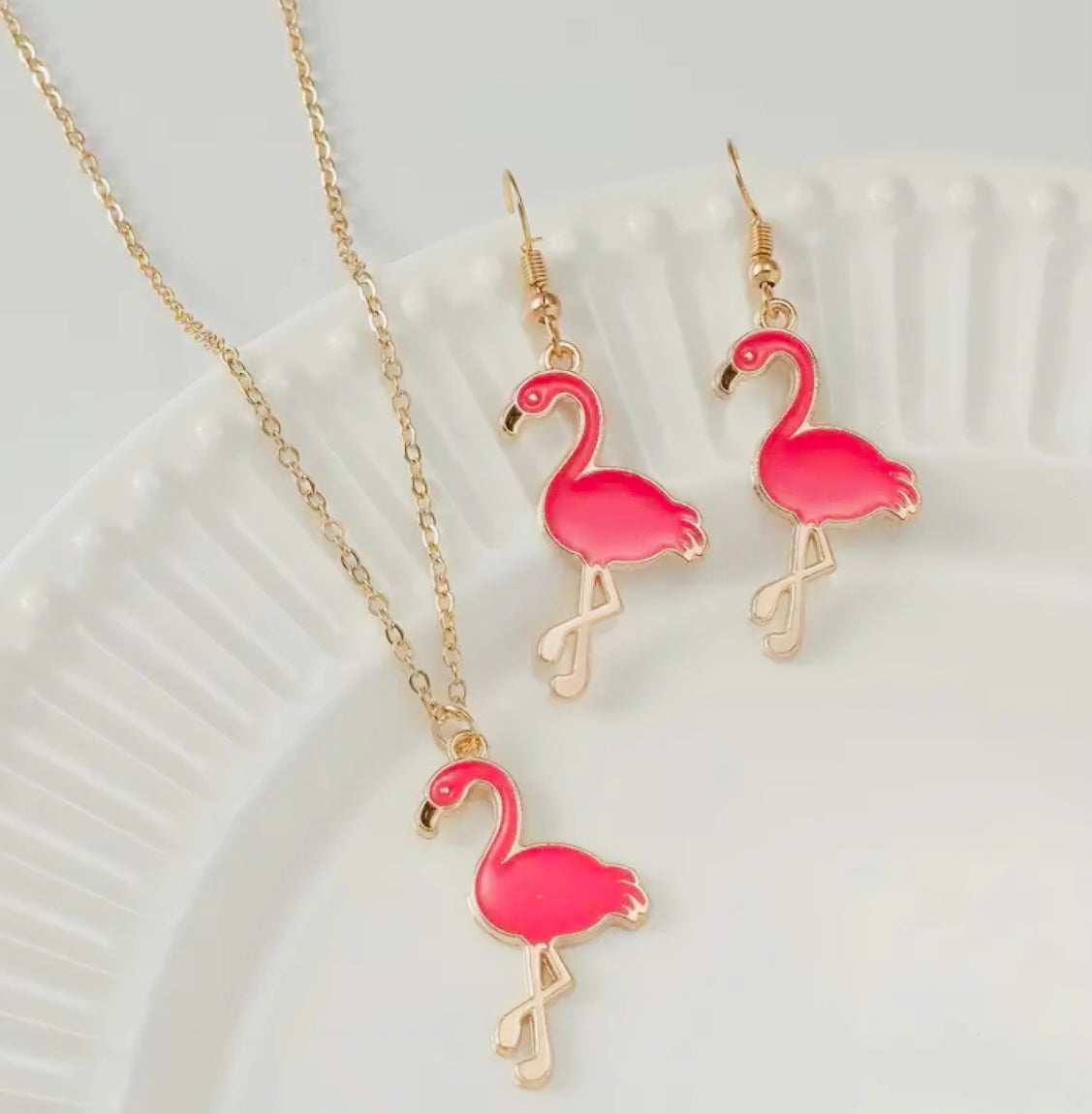 Ensemble collier et boucles d'oreilles flamant rose