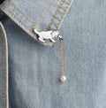 Broche chat chassant une balle