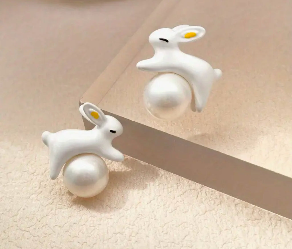 Boucles d'oreilles lapins blancs sur boules