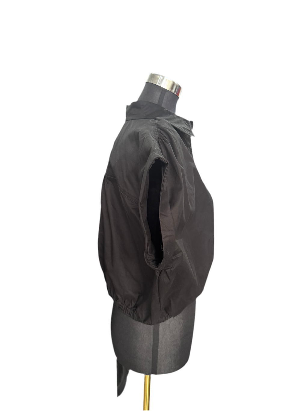 La chemise noire à bretelles