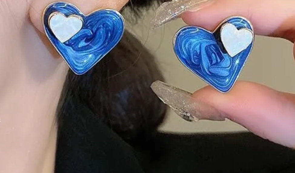 Boucles d'oreilles à tige en forme de cœur bleu avec tiges en argent sterling