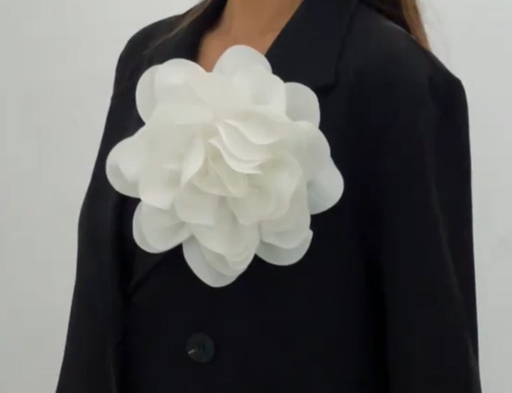 Broche ou clip à grande fleur blanche