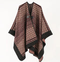 Poncho à carreaux rouges de grande taille