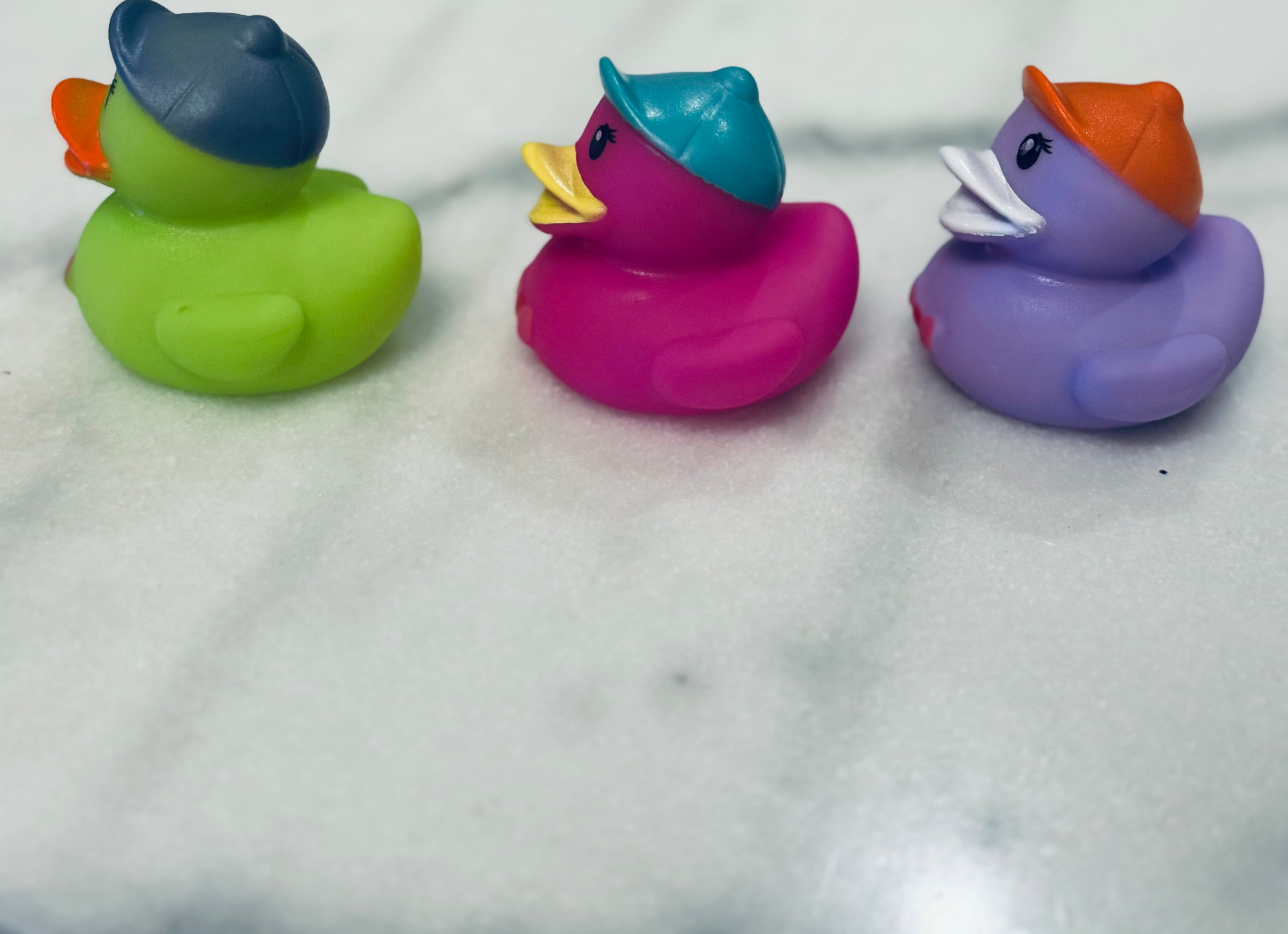 Canard en caoutchouc (casquette et nœud papillon)