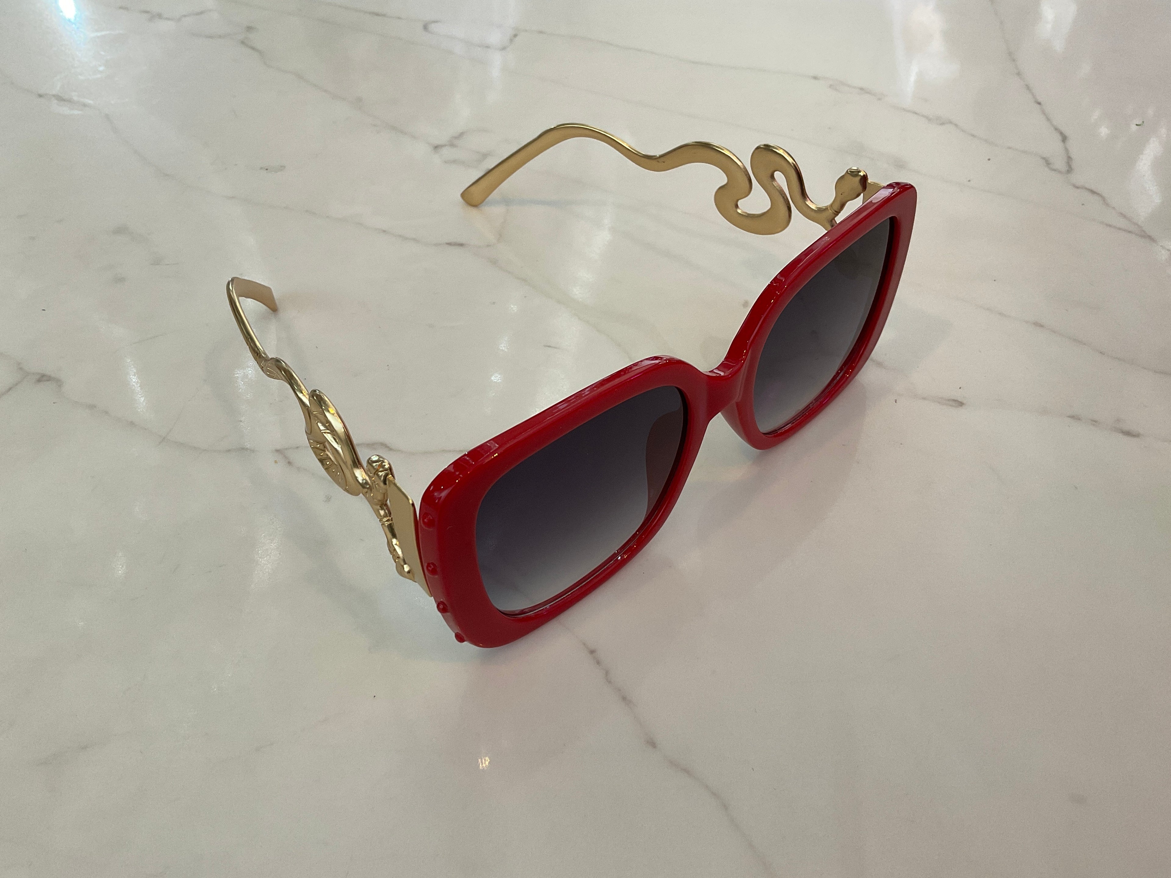 Lunettes de soleil à monture en plastique épais rouge avec branches en forme de serpent doré