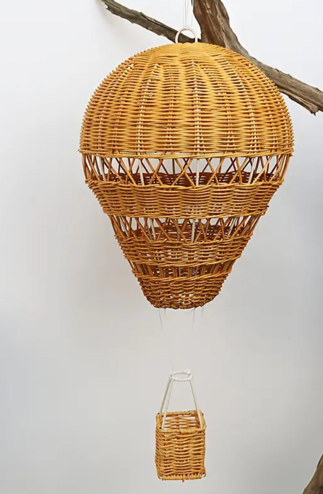 Mobile suspendu en osier avec montgolfière (couleur paille)