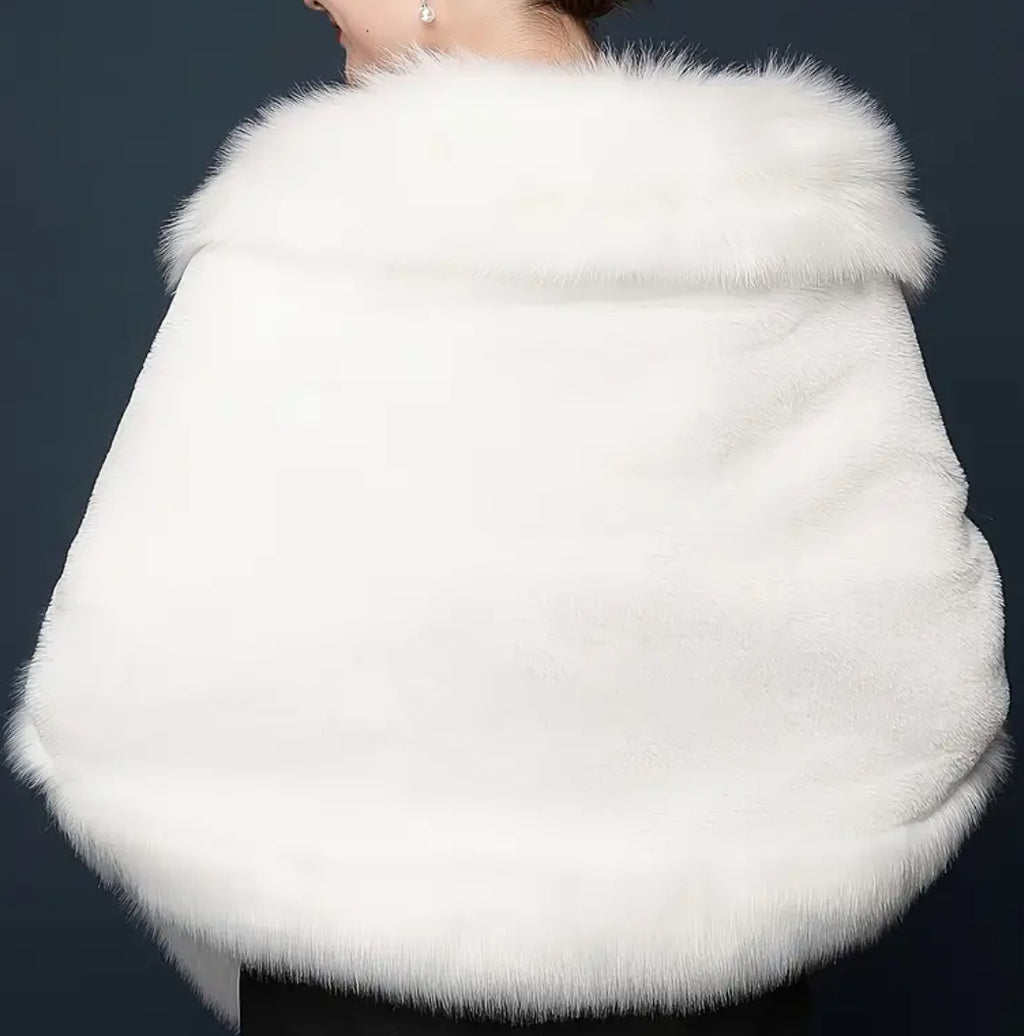 Châle en fausse fourrure blanche
