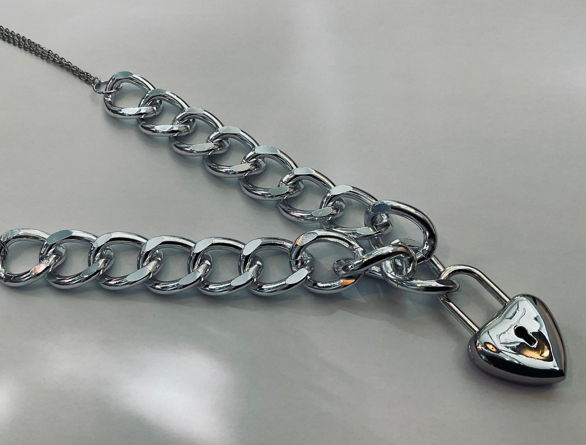 Collier avec cadenas et chaîne