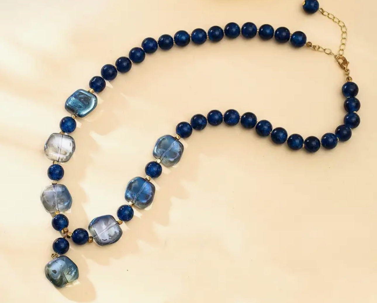 Collier de perles de verre bleues