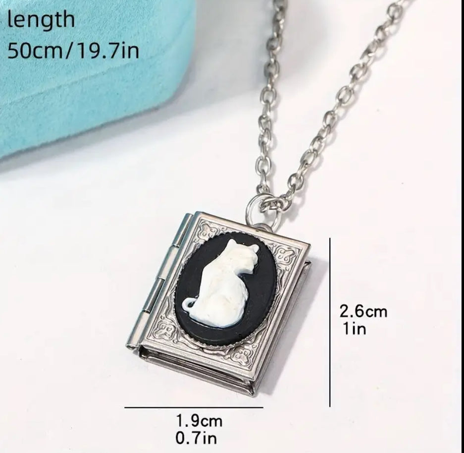 Collier médaillon livre chat plaqué or