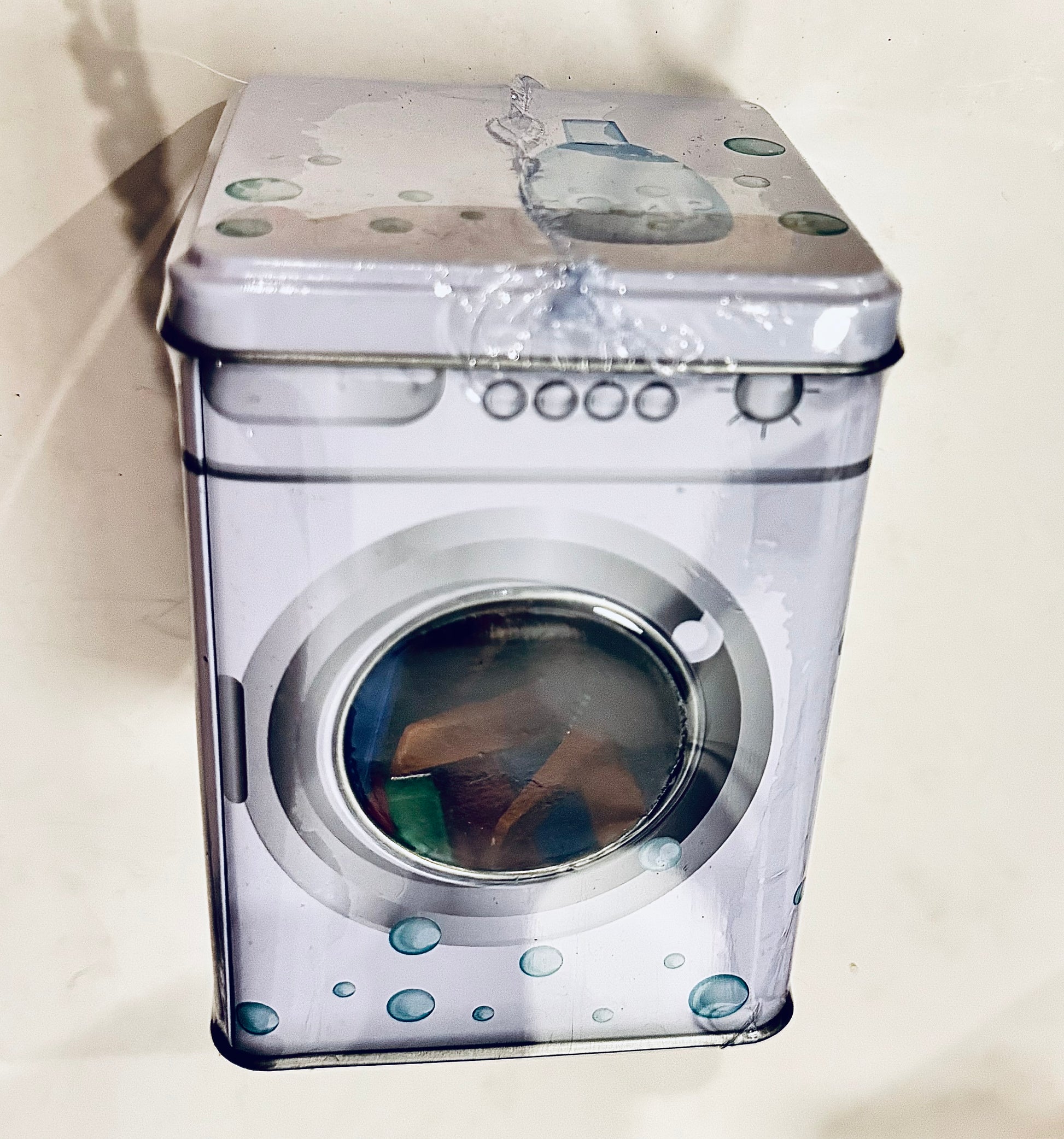 Laundry pegs in metal tin