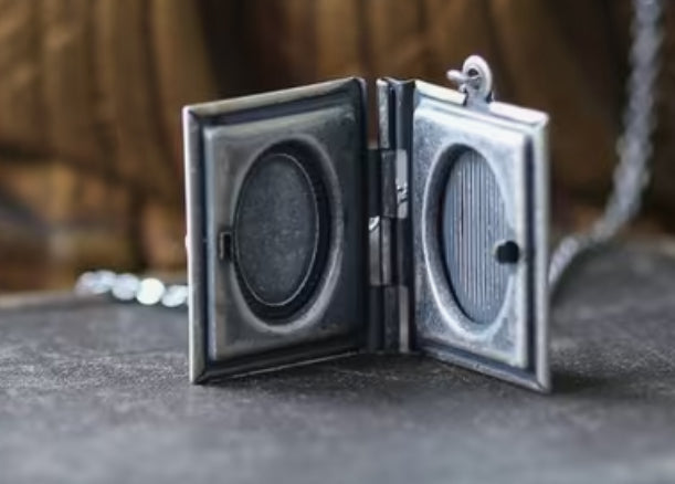 Collier médaillon livre chat plaqué or