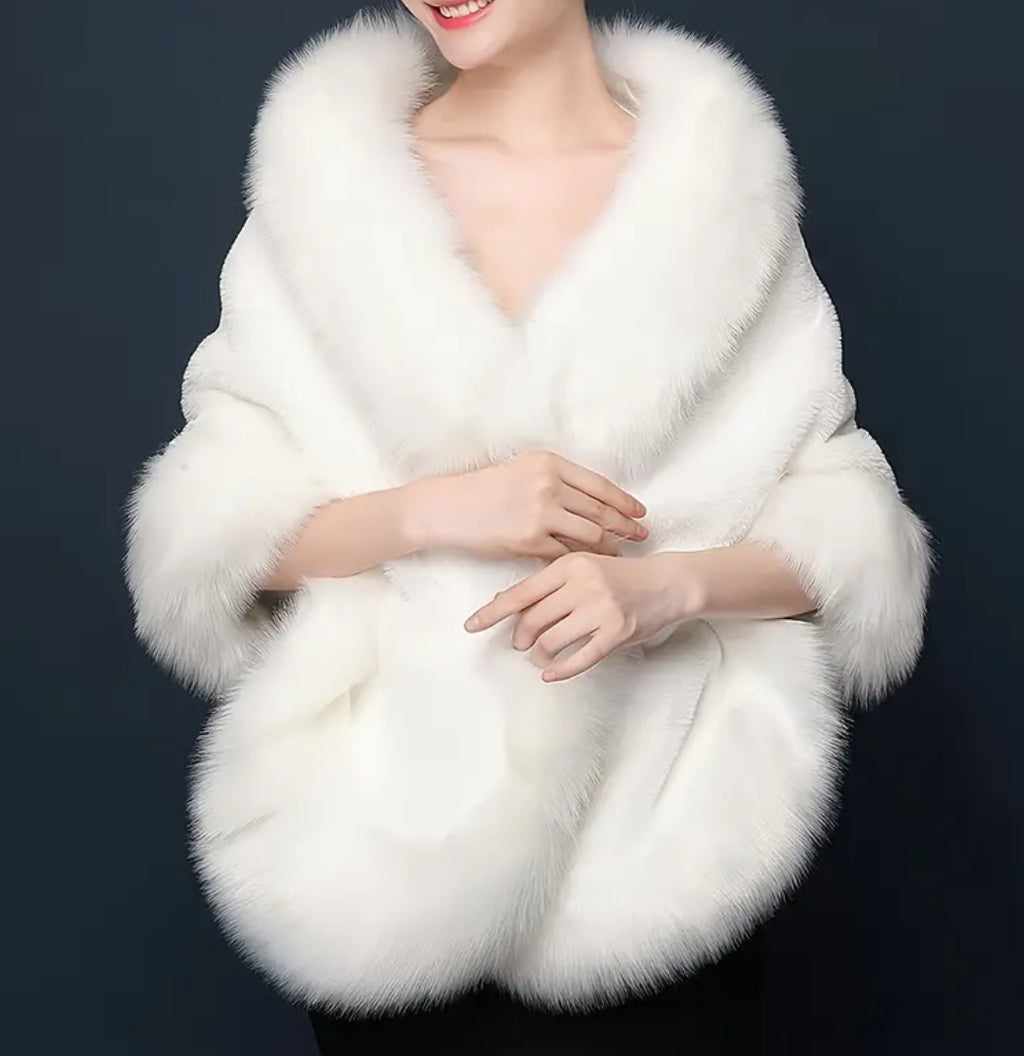 Châle en fausse fourrure blanche