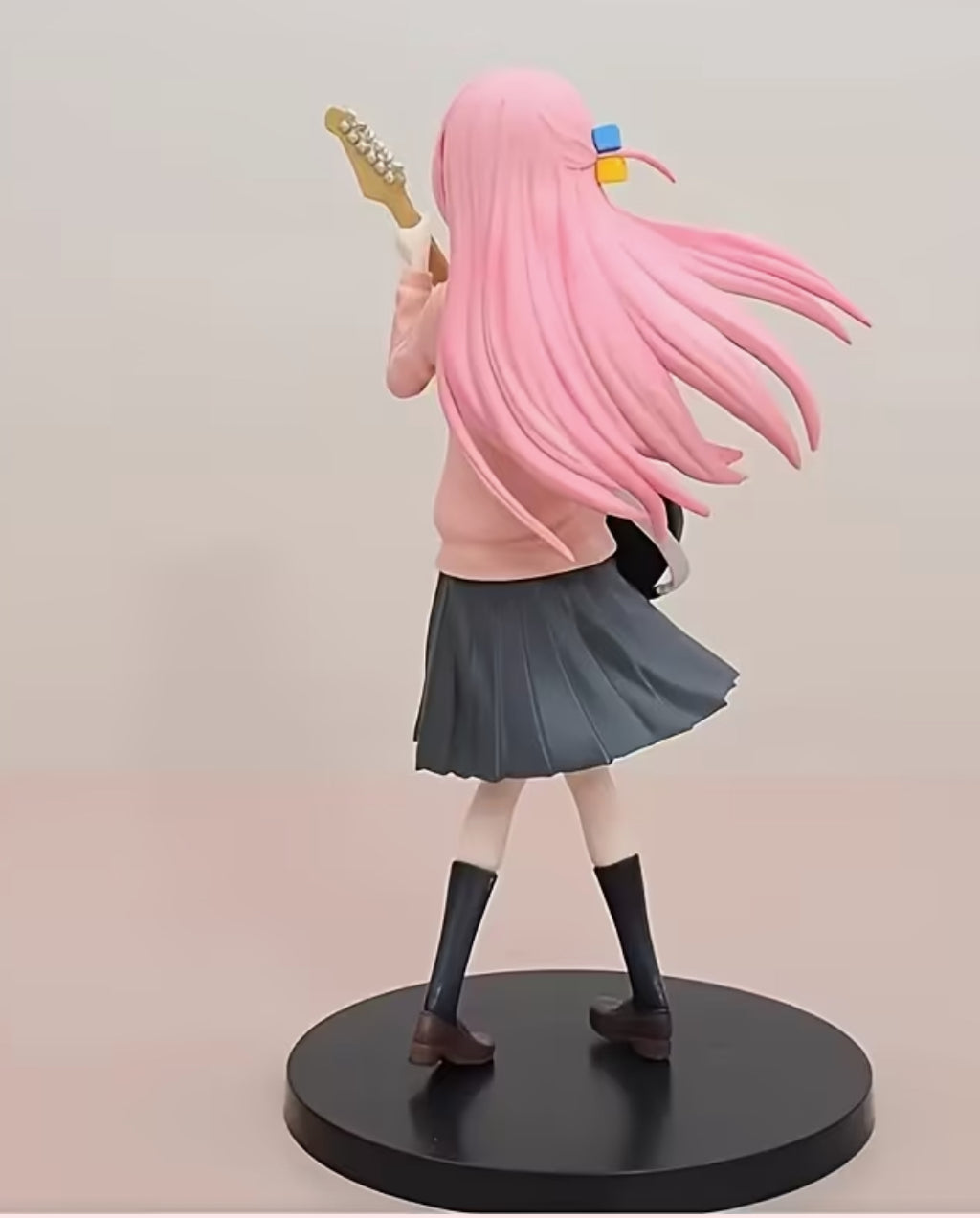 Anime guitarist figurine (medium)