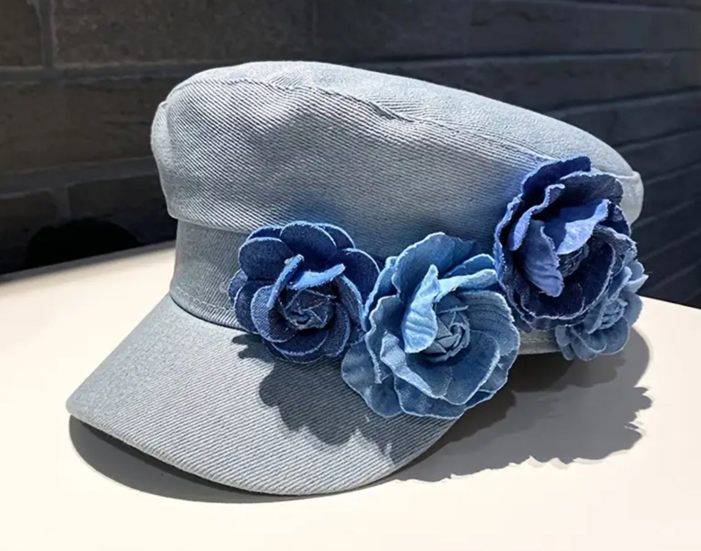 Casquette gavroche à fleurs en denim bleu