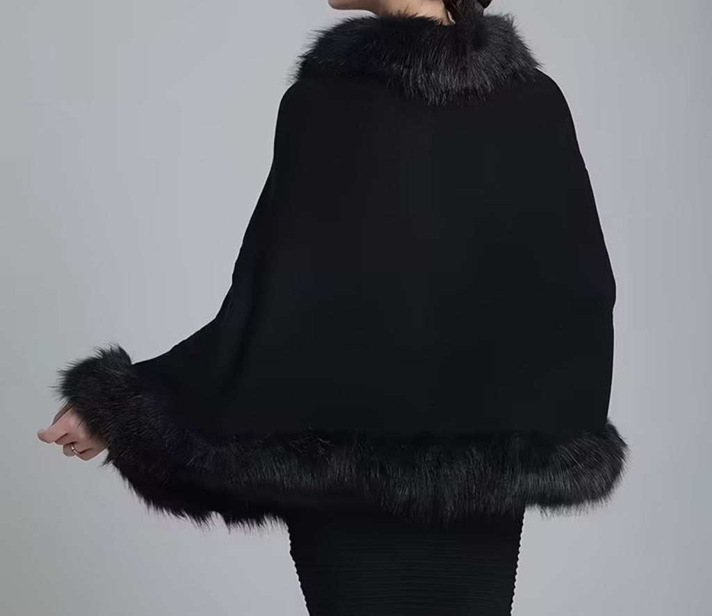 Châle noir avec bordure en fausse fourrure