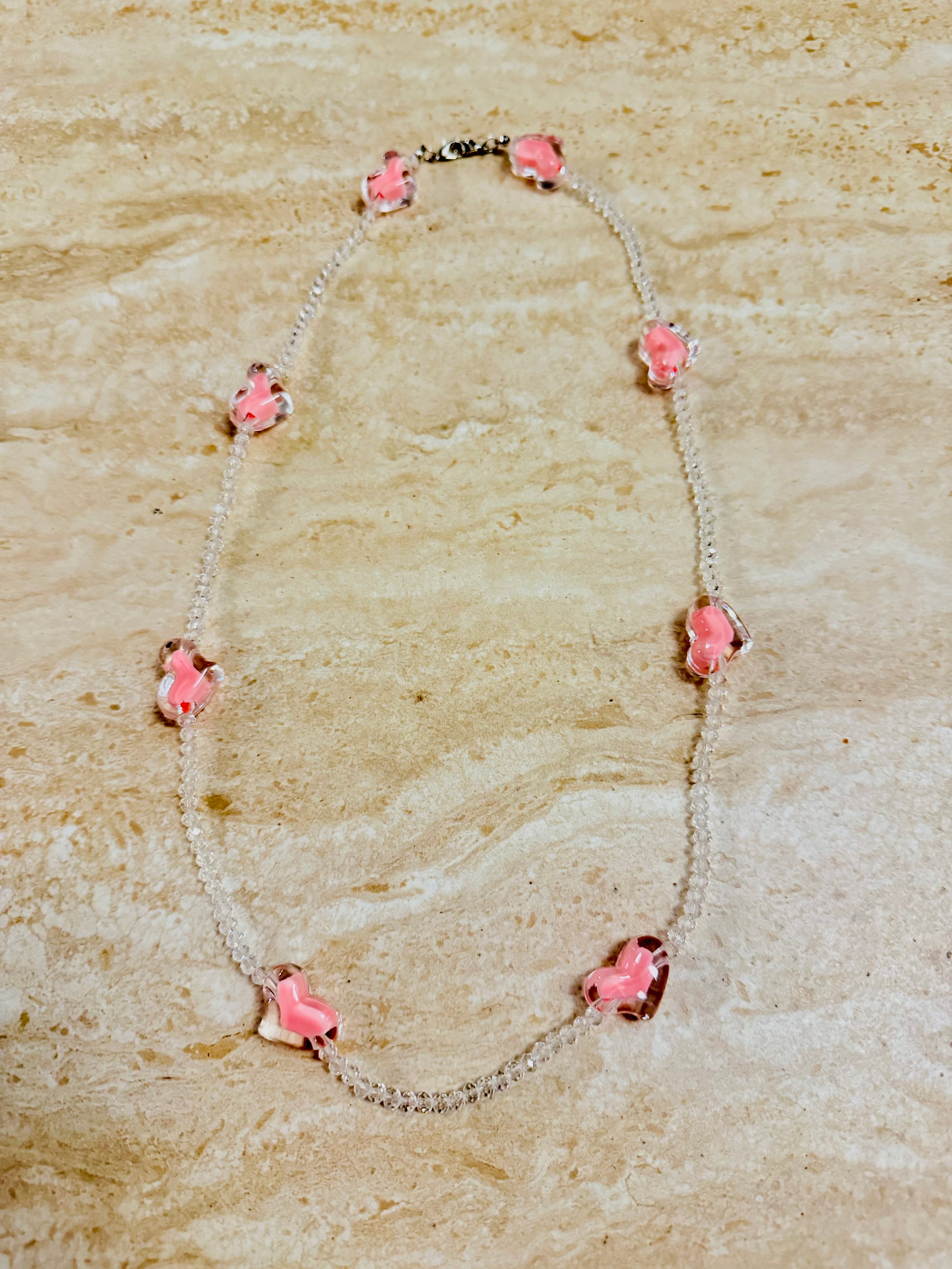 Collier de perles en forme de cœur rose