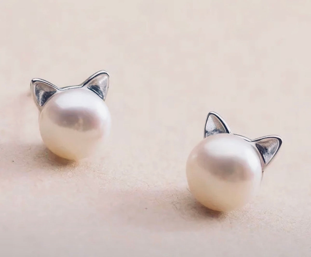 Pearl cat stud earrings