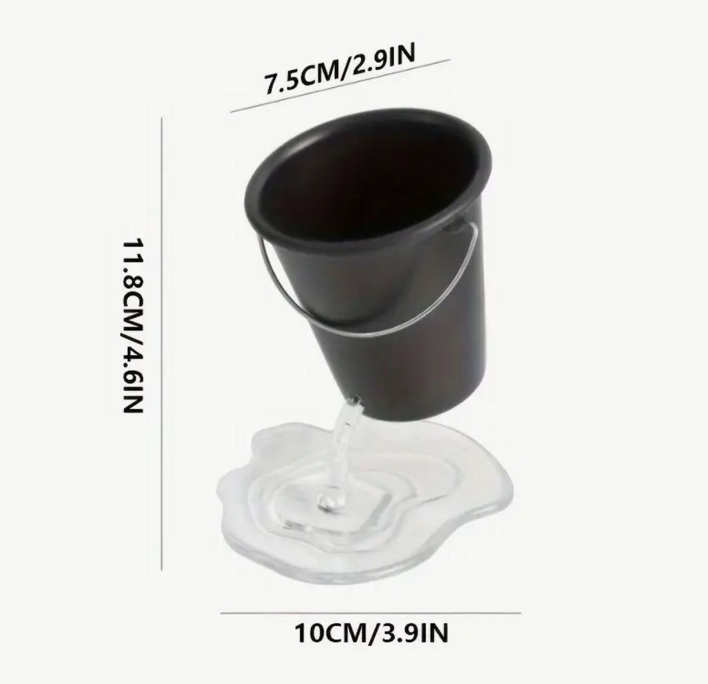 Porte-stylo en forme de seau qui fuit