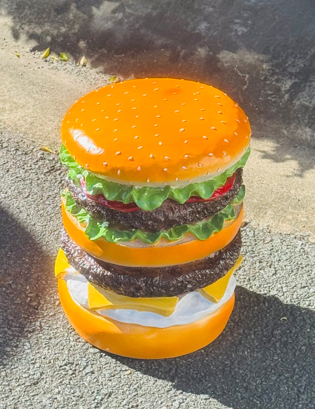 Tabouret ou table d'appoint en résine pour hamburger