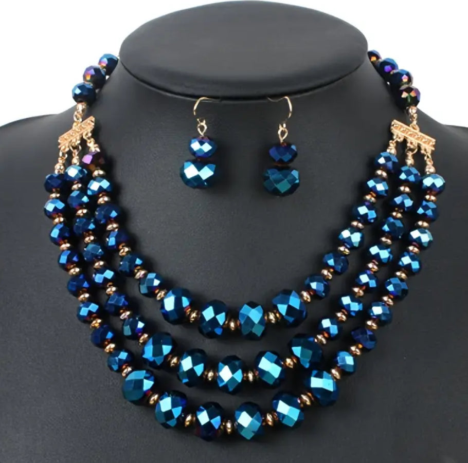 Ensemble collier et boucles d'oreilles en perles bleues