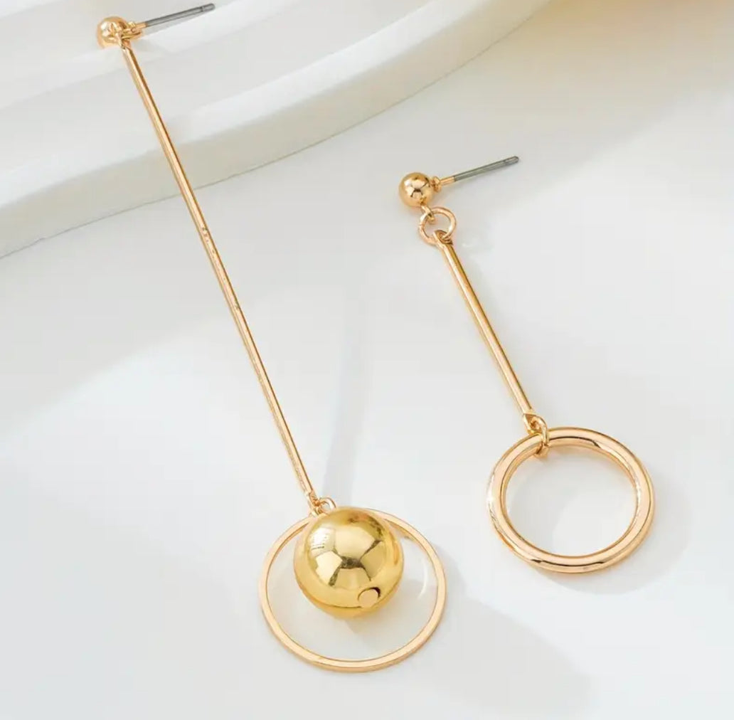 Boucles d'oreilles asymétriques boule et cercle (argent)