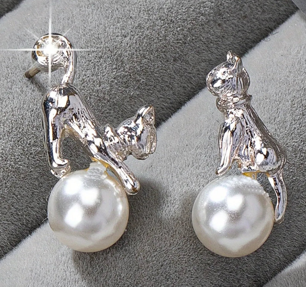 Silver cat on pearls earrings