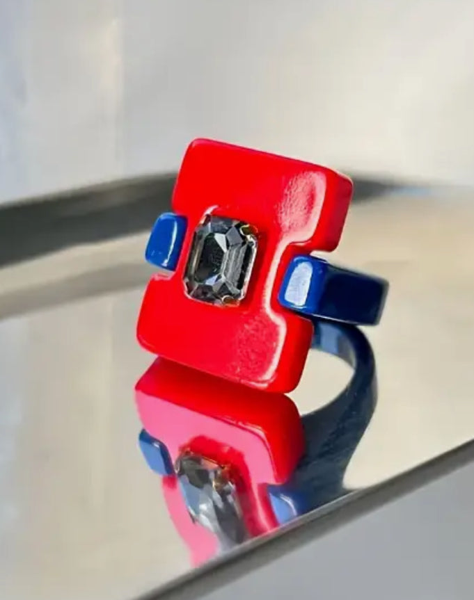 Bague géométrique moderne en résine acrylique (rouge/bleu)