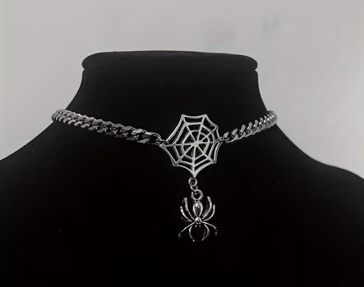 Collier en toile d'araignée