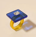 Bague géométrique moderne en résine acrylique (jaune/bleu)